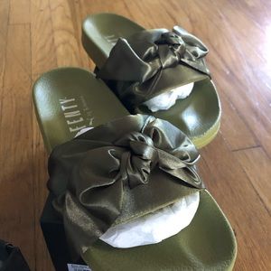 Fenty Puma Bow Slide-olive branch-size 7.5 NWT